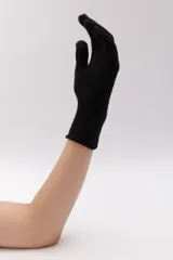 Guantes tejidos color beige.
