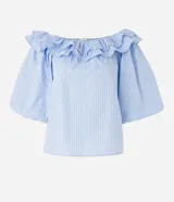 Blusa con escote hombro a hombro, confeccionada en tricolina con estampa rayada, volados en el escote y mangas cortas amplias.