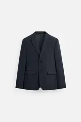 Blazer slim fit color azul marino confeccionada en tejido con viscosa. Cuello con solapas de muesca, manga larga acabada en puño con detalle de botones, bolsillo de vivo en pecho y de solapa en cadera, detalle bolsillo interior, bajo con aberturas en espalda y cierre frontal con botones.