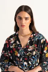 Kimono negro con estampado floral en tonos variados, de tela de fibrana de algodón.