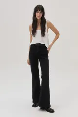 Jean Oxford negro de tiro alto, confeccionado en tela con elasticidad.