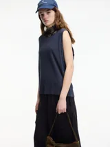 Musculosa básica color marrón claro, de cuello redondo y corte recto. Confeccionada en algodón y lino.