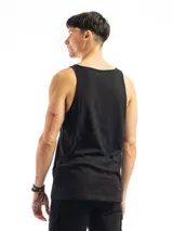 Musculosa lisa color blanco, de corte clásico y cuello redondo.