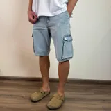 Bermuda de jean celeste con bolsillos cargo laterales y traseros.