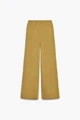 Pantalón ocre de algodón compacto, tiro medio, cintura elástica con cordón ajustable, pierna ancha y efecto lavado.