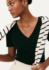 Remera gris de corte clásico, con cuello en V y mangas cortas.