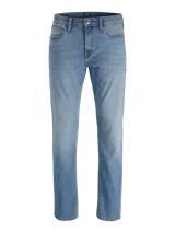 Pantalón jean de hombre, color celeste, corte tapered fit, tiro regular, diseño clásico de cinco bolsillos, cierre de cremallera y botón.