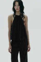 Top marrón con cuello halter ajustable con lazada.