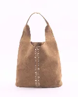 Bolso de hombro marrón de gamuza con tachas plateadas.