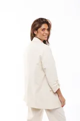 Blazer color crema con solapas de muesca, corte recto, bolsillos delanteros con solapa y mangas 3/4 con botón.