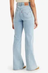 Pantalones de jean celeste claro, de tiro alto y corte acampanado.