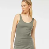 Vestido midi de canalé color verde, sin mangas y corte ajustado.