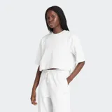 Remera blanca de algodón con corte cropped, mangas cortas y logo bordado en el pecho.