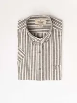 Camisa de manga corta a rayas verticales grises y blancas, con cuello abotonado y bolsillo en el pecho. Confeccionada en lino y algodón.