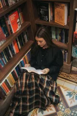 Camisa blanca de lino con cuello con volados y mangas globo abullonadas. Cierre frontal con botones. Corte clásico.