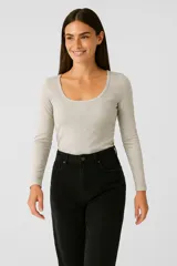 Remera de manga larga ajustada al cuerpo, color gris claro melange, con escote cuadrado.