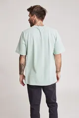 Remera de manga corta color verde menta, con cuello redondo y bolsillo en el pecho.