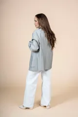 Blazer gris de poliéster y lana, de corte recto y textura sutil.