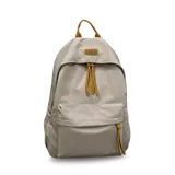 Mochila de tela color gris con bolsillo frontal con cierre, bolsillos laterales con elástico, bolsillo trasero con cierre, correas acolchadas y detalles en color ocre.