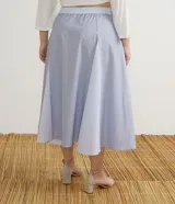 Falda midi de tricoline celeste y blanco, con cintura elastizada en la parte trasera y pliegues frontales en contraste.