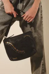Cartera bandolera de cuero vacuno color negro, con bordado de flores y tachas doradas y plateadas. Cierre metálico, interior forrado con división, bolsillo y tarjetero. Correa regulable.