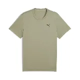 Remera deportiva Puma M TAD ESS Poly Texture color verde oliva, de corte clásico y manga corta, con logo pequeño estampado en el pecho.