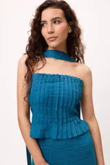 Top strapless azul con bufanda integrada, confeccionado en tejido texturizado.