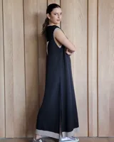 Vestido largo gris con ribete negro y estampado de estrella blanca en la espalda.