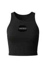 Top corto de lycra color negro, con cuello redondo, corte ajustado y abertura horizontal con logo en el frente.