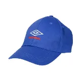 Gorro de béisbol azul con logo de Umbro bordado en blanco y la palabra "Nacional" bordada en rojo.