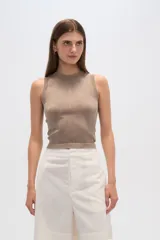 Top sin mangas color salmón, ajustado al cuerpo y con cuello a la base.