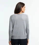 Suéter de punto color gris plateado, con cuello redondo y mangas largas. Presenta puños y bajo acanalados.