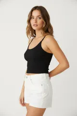 Top negro de bretel fino, al cuerpo, cropped y cuello redondo.