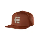 Gorro de visera plana color marrón con logo de la marca Etnies bordado en el frente.
