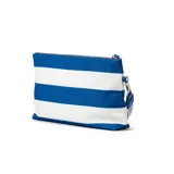 Sobre de poliéster con diseño a rayas horizontales azules y blancas. Tiene cierre superior, asa fija y herrajes plateados. Interior forrado en tela de algodón y poliéster con un bolsillo con cierre y dos abiertos.