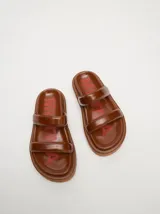 Sandalias verdes de cuero vacuno brillante con plataforma marrón de 3 cm.