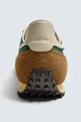 Zapatillas deportivas de estilo retro con cordones. Parte superior fabricada en combinación de piezas con detalles en piel con acabado serraje. Suela con detalle en contraste de color. Color marrón y verde.