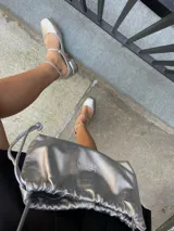 Cartera tipo sobre de cuero color azul eléctrico, con correa de hombro extraíble.