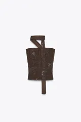 Top marrón con estampado floral y abalorios. Tiene escote recto, hombros descubiertos y un foulard del mismo tejido.