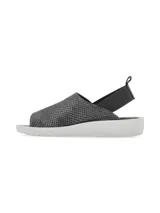 Sandalia gris con textura, faja ancha, suela blanca estilo sporty y elástico trasero.