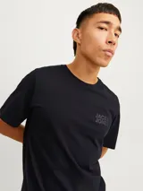 Camiseta negra de manga corta y cuello redondo con logo Jack & Jones estampado en el pecho.