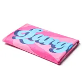 Toalla de playa fucsia con diseño de rayas onduladas en tonos de rosa y celeste, y la palabra "Larry" en celeste con sombra azul marino.