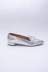 Mocasines color cobre con puntera fina y detalle de antifaz.