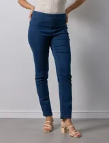 Jegging de algodón marca Erika, color azul denim. Delantero con bolsillos simulados y trasero con bolsillos aplicados.
