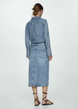 Falda midi de jean celeste con abertura frontal.