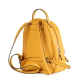 Mochila color camel de símil cuero con costuras a tono y herrajes plateados. Tiene un compartimento principal con cierre, un bolsillo interno con cierre y un bolsillo externo con cierre. La correa es regulable.
