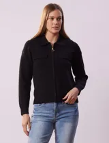 Cárdigan tejido negro con cuello con solapa y abertura central con cierre. Delantera con bolsillos simulados.