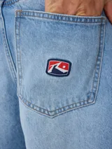 Bermuda de jean celeste con roturas y terminación desflecada.