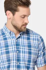 Camisa de hombre a cuadros azules y blancos, de manga corta y corte clásico.