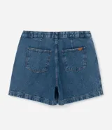 Short de jean azul de tiro alto, con pliegues delanteros y ruedo largo.